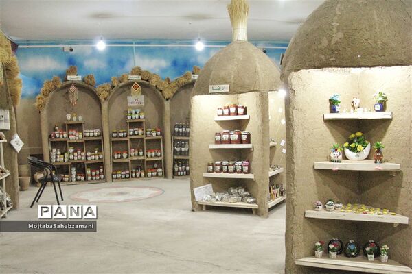 آثار دستی روستاهای برگزیده کاشمر در فروشگاه روستا