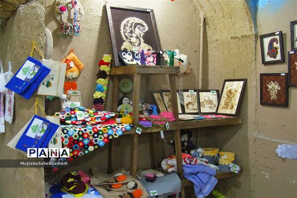 آثار دستی روستاهای برگزیده کاشمر در فروشگاه روستا