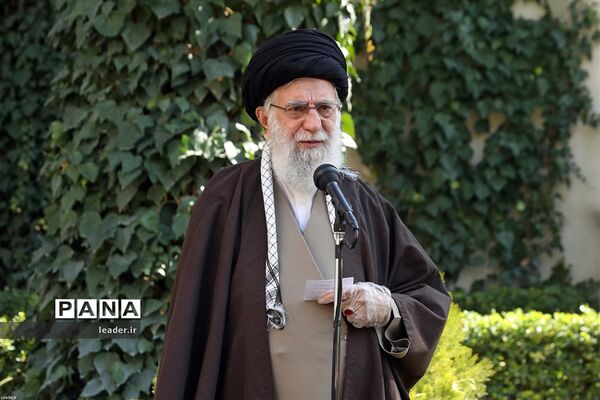 کاشت دو اصله نهال میوه توسط رهبر انقلاب اسلامی