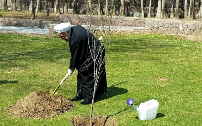 کاشت نهال توسط رئیس‌جمهوری همزمان با روز درختکاری