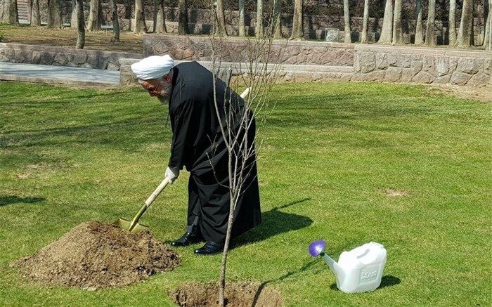 کاشت نهال توسط رئیس‌جمهوری همزمان با روز درختکاری