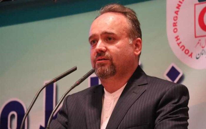 اکیپ‌های هلال احمر زنجان با حضور در خیابان های شهر موارد بهداشتی پیشگیری کرونا را به مردم هشدار می دهند