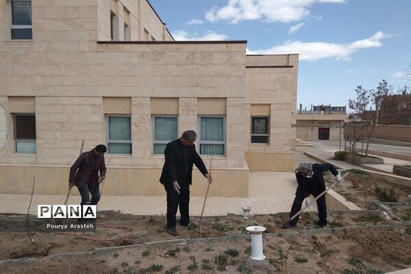 روزی همراه با درختکاری درسازمان دانش‌آموزی استان خراسان جنوبی