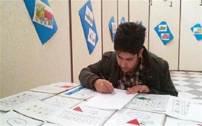استعداد خاص دانش آموز دارای اختلال اوتیسم، در کشیدن نقاشی + تصویر