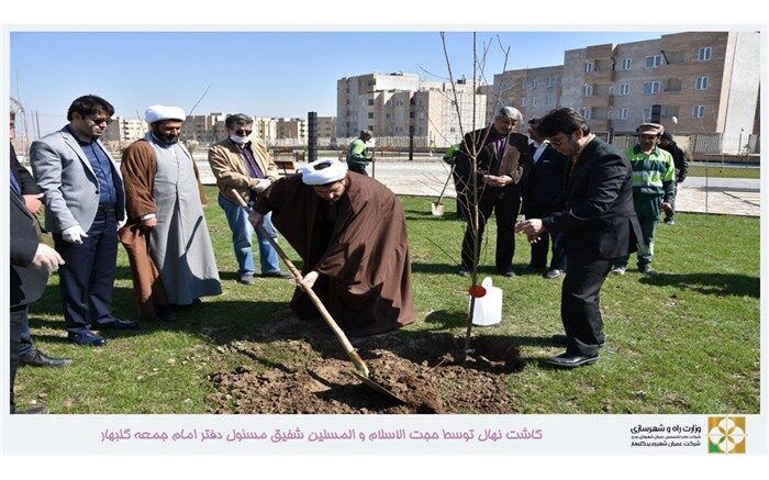 کاشت نهال توسط امام جمعه و مدیرعامل شرکت عمران شهر جدید گلبهار