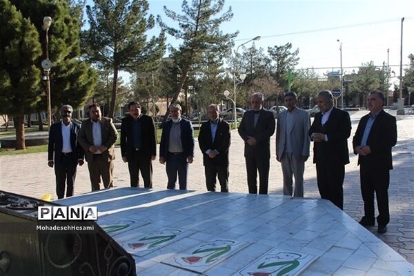 تجدید میثاق مدیرکل و جمعی از کارکنان آموزش و پرورش استان با شهدای گمنام در روز شهدا