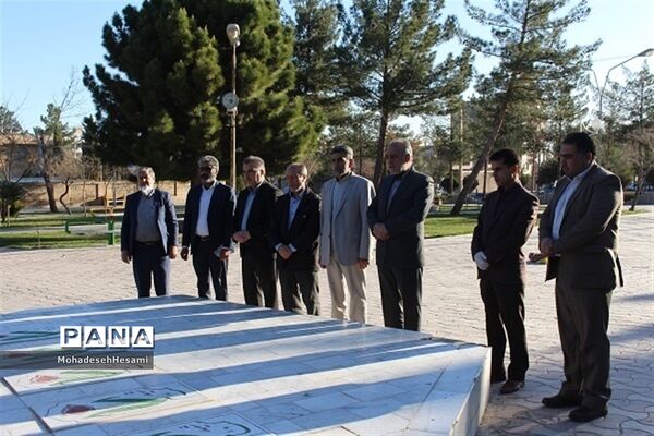 تجدید میثاق مدیرکل و جمعی از کارکنان آموزش و پرورش استان با شهدای گمنام در روز شهدا
