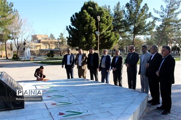 تجدید میثاق مدیرکل و جمعی از کارکنان آموزش و پرورش استان با شهدای گمنام در روز شهدا