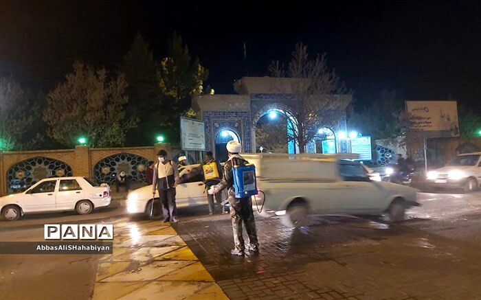 ضد عفونی کردن خودروها برای مقابله با کرونا ویروس در کنار امامزاده سید حمزه (ع) کاشمر