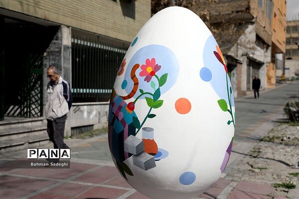 زیبا‌سازی تهران با تخم مرغ‌های رنگی
