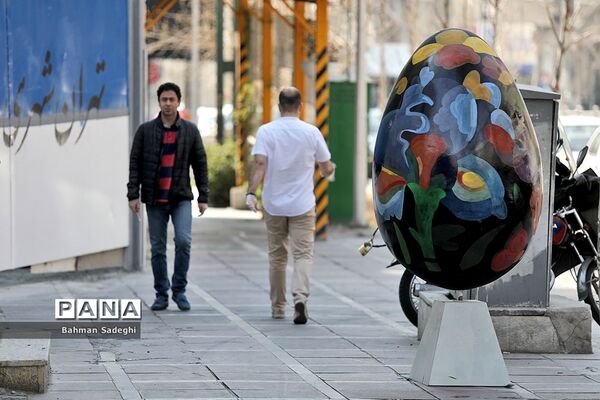 زیبا‌سازی تهران با تخم مرغ‌های رنگی