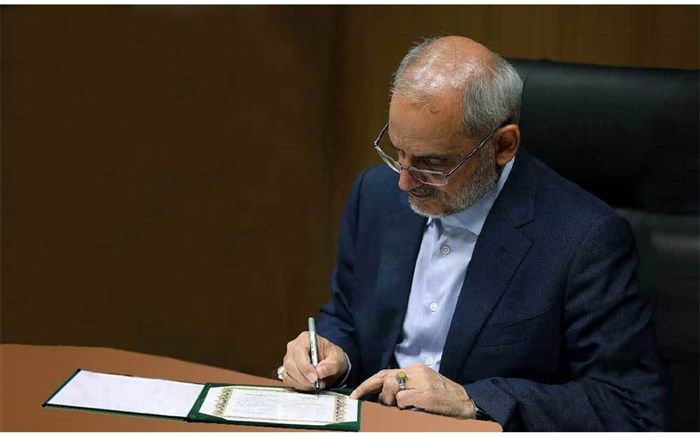 قدردانی وزیر از معلمی که پس از 17 سال از بازنشستگی، به فکر تدریس مجازی به دانش‌آموزان است