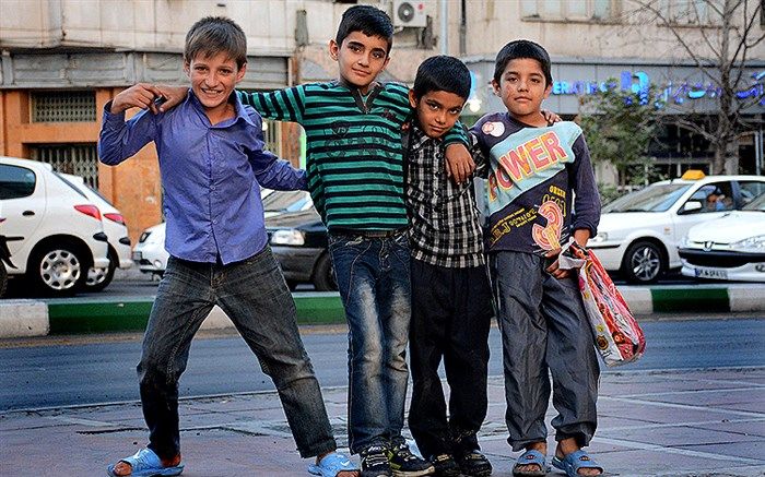 وایتکس ، ماسک ، محلول ضدعفونی ، دستکش ، بروشور آموزشی همراه با آموزش چهره به چهره برای کودکان کار