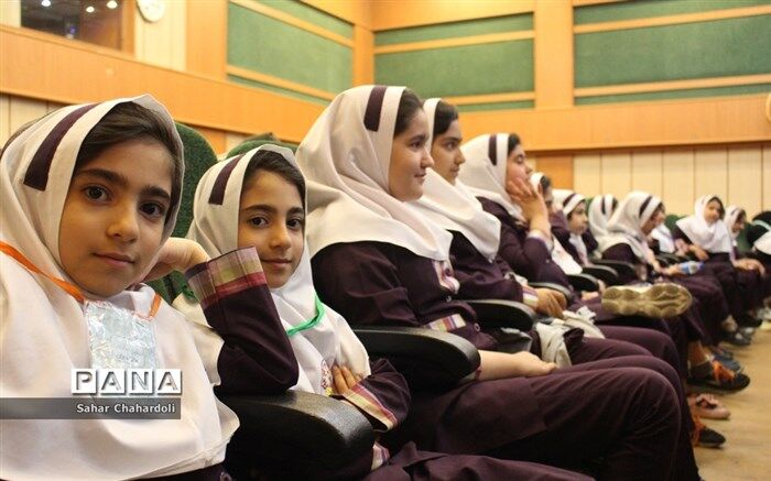 تهیه و توزیع کتاب راهنمای خودمراقبتی برای سفیران سلامت
