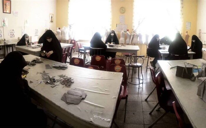 دانش‌آموزان مشهدی ۲۰ هزار ماسک تولید کردند
