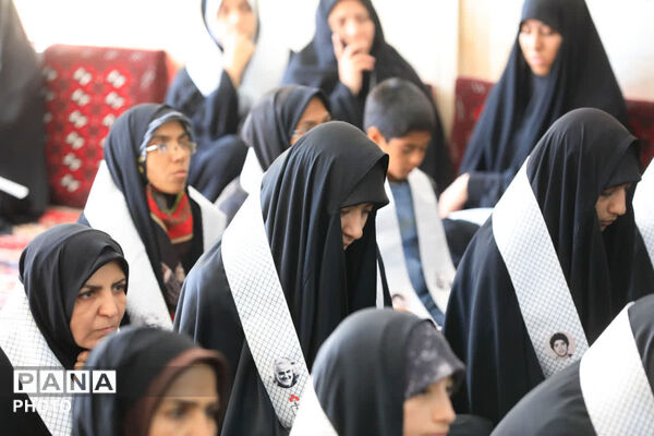 دیدار دانش آموزان بسیجی شهرستان بیرجند با نماینده ولی فقیه در استان