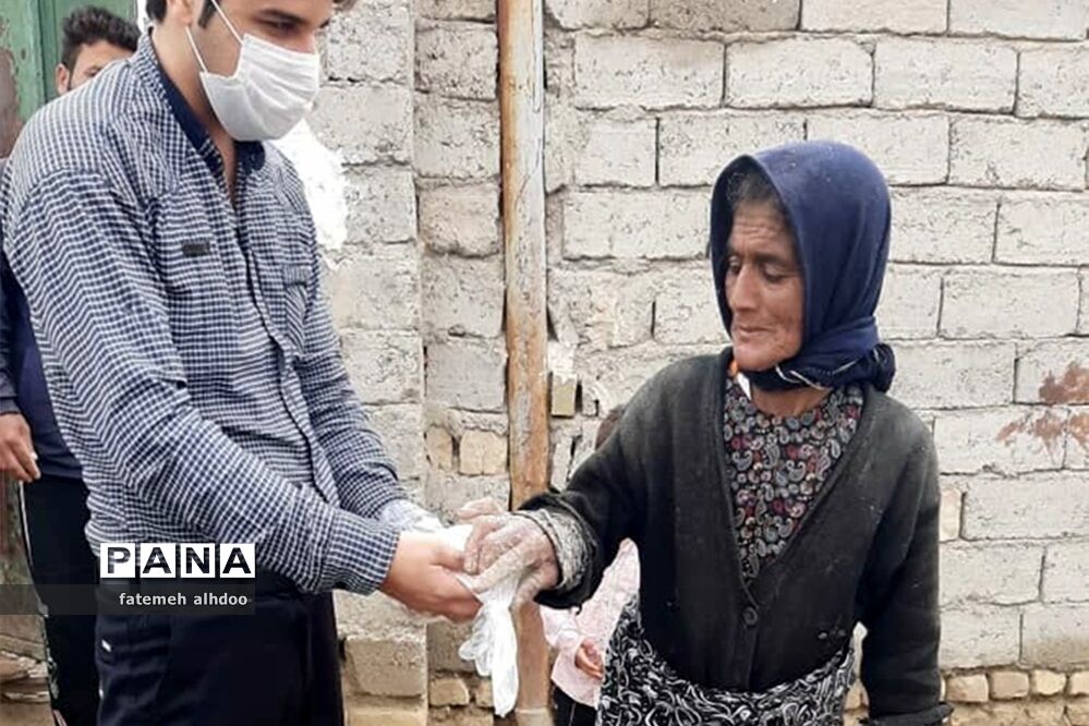 توزیع بسته‌های بهداشتی در روستاهای شمال سیستان و بلوچستان