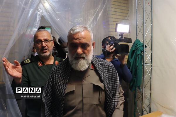 ازدید سردار نقدی از کارگاه تولید ماسک در قم