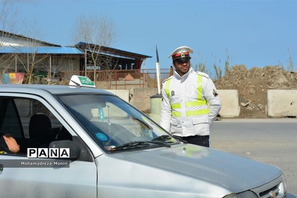 کنترل مسافران در ورودی شهرستان فریدونکنار