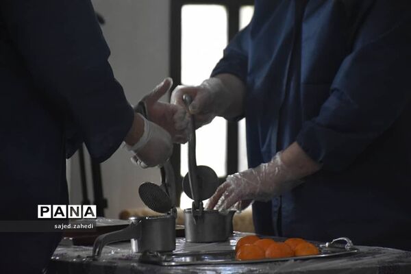 تهیه آب میوه طبیعی برای پرستاران و بیماران کرونایی توسط هیات های تبریزی