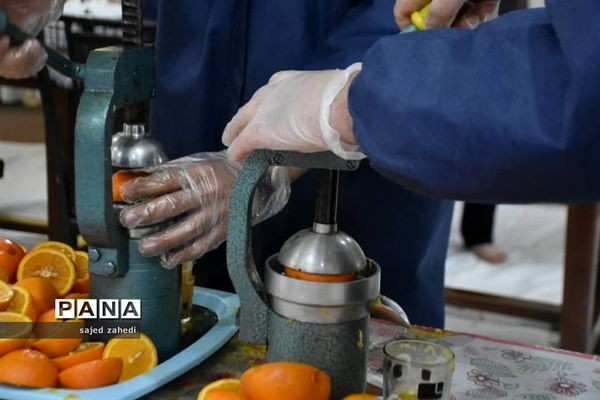 تهیه آب میوه طبیعی برای پرستاران و بیماران کرونایی توسط هیات های تبریزی