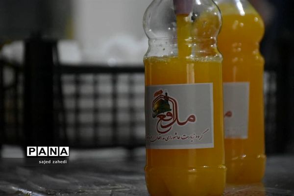 تهیه آب میوه طبیعی برای پرستاران و بیماران کرونایی توسط هیات های تبریزی