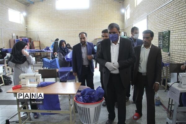 بازدید مدیرکل آموزش و پرورش استان کرمان از روند تولید ماسک در هنرستان ها