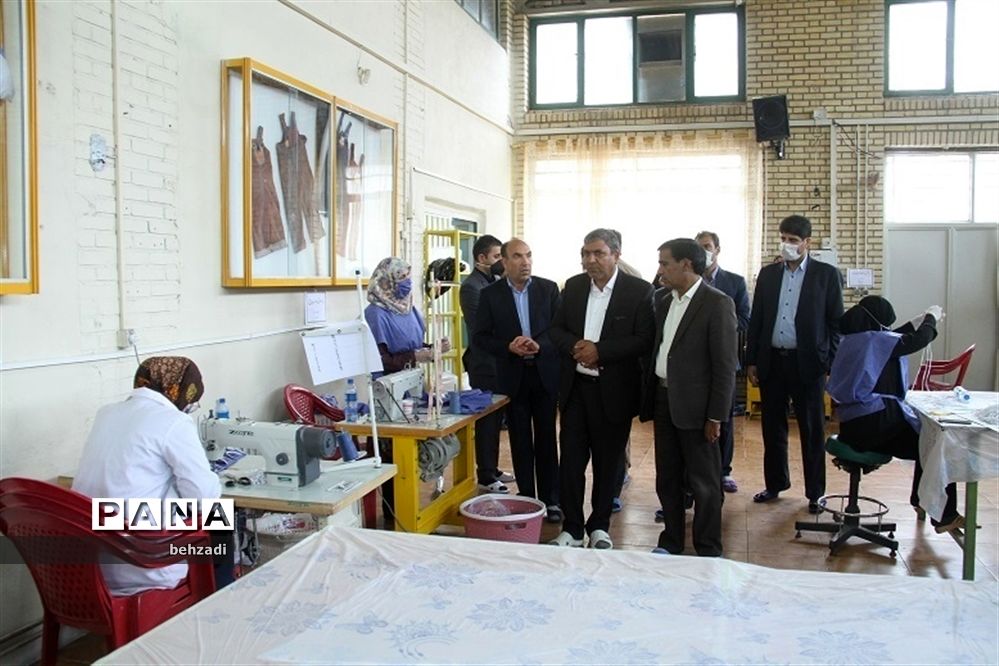 بازدید مدیرکل آموزش و پرورش استان کرمان از روند تولید ماسک در هنرستان ها