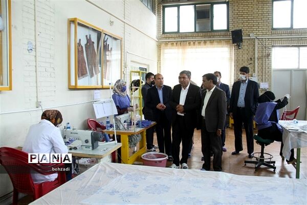 بازدید مدیرکل آموزش و پرورش استان کرمان از روند تولید ماسک در هنرستان ها