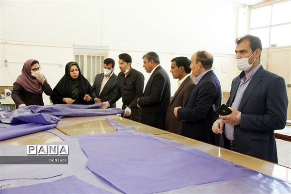 بازدید مدیرکل آموزش و پرورش استان کرمان از روند تولید ماسک در هنرستان ها