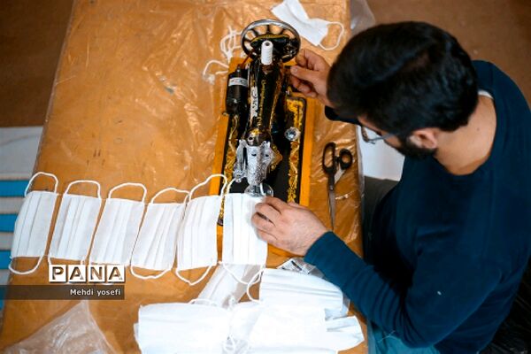 کار گروه مردمی تولید ماسک  مدافعان سلامت در مسجد اشرف الانبیاء در تبریز