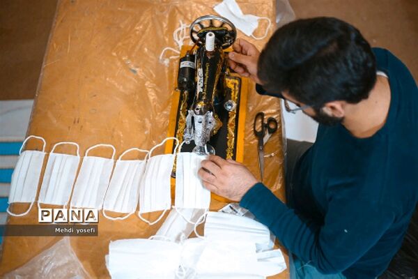 کار گروه مردمی تولید ماسک  مدافعان سلامت در مسجد اشرف الانبیاء در تبریز