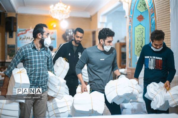 کار گروه مردمی تولید ماسک  مدافعان سلامت در مسجد اشرف الانبیاء در تبریز