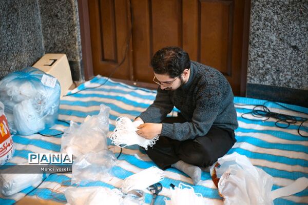کار گروه مردمی تولید ماسک  مدافعان سلامت در مسجد اشرف الانبیاء در تبریز