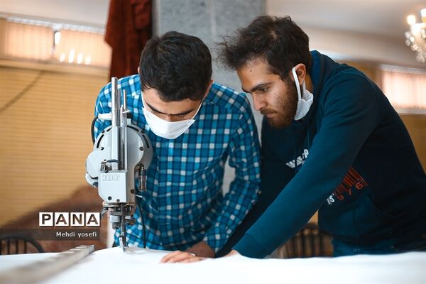 کار گروه مردمی تولید ماسک  مدافعان سلامت در مسجد اشرف الانبیاء در تبریز