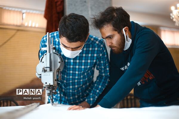 کار گروه مردمی تولید ماسک  مدافعان سلامت در مسجد اشرف الانبیاء در تبریز