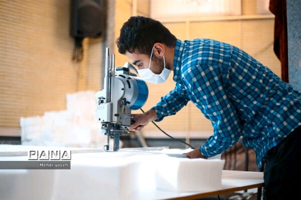 کار گروه مردمی تولید ماسک  مدافعان سلامت در مسجد اشرف الانبیاء در تبریز
