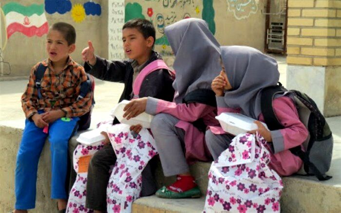 بهره مندی دانش آموزان محروم تربت حیدریه از کمک های خیرین در سال جدید