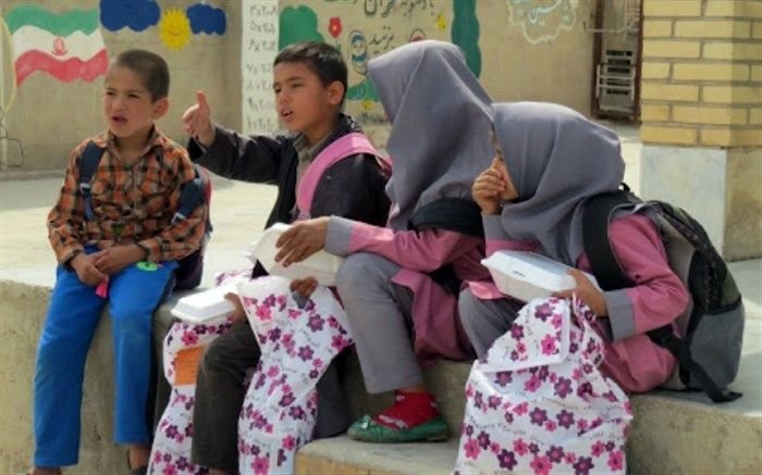 بهره مندی دانش آموزان محروم تربت حیدریه از کمک های خیرین در سال جدید