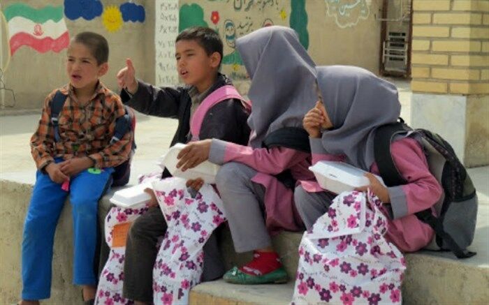 بهره مندی دانش آموزان محروم تربت حیدریه از کمک های خیرین در سال جدید