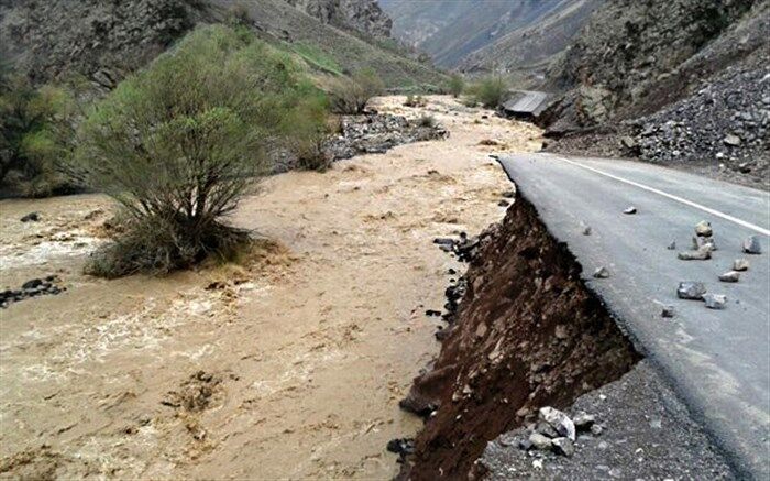 انسداد دو محور به علت طغیان رودخانه