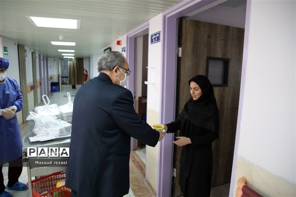 توزیع 400 پرس غذای متبرک آستان قدس رضوی بین کادر درمان و بیماران بیمارستان های میانه