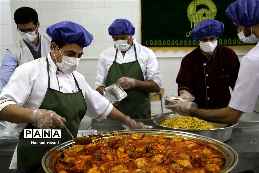 توزیع 400 پرس غذای متبرک آستان قدس رضوی بین کادر درمان و بیماران بیمارستان های میانه