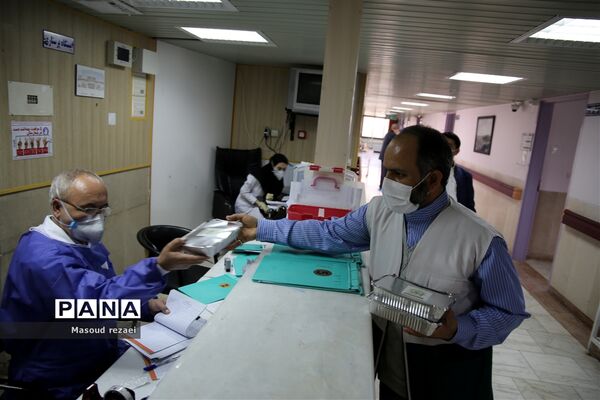 توزیع 400 پرس غذای متبرک آستان قدس رضوی بین کادر درمان و بیماران بیمارستان های میانه