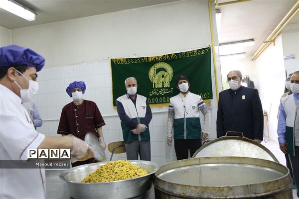 توزیع 400 پرس غذای متبرک آستان قدس رضوی بین کادر درمان و بیماران بیمارستان های میانه