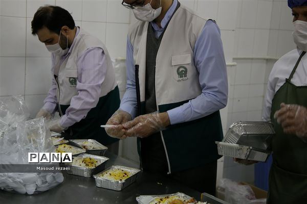 توزیع 400 پرس غذای متبرک آستان قدس رضوی بین کادر درمان و بیماران بیمارستان های میانه