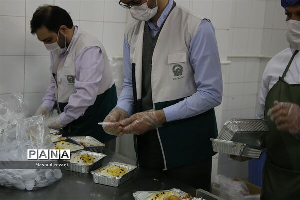 توزیع 400 پرس غذای متبرک آستان قدس رضوی بین کادر درمان و بیماران بیمارستان های میانه