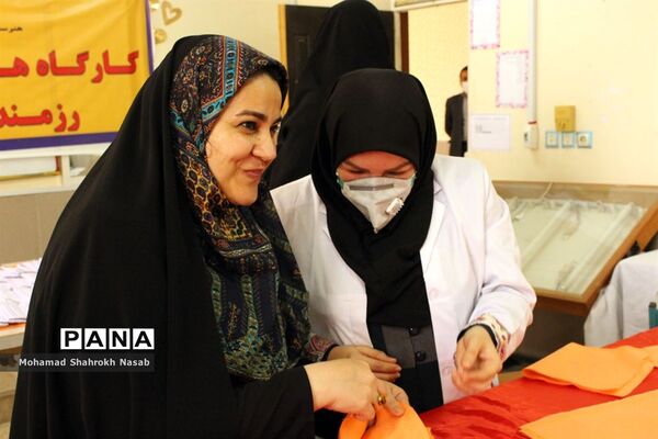 تولید روزانه 250 ماسک در هنرستان‌های علوم و هاجر ناحیه 3 اهواز
