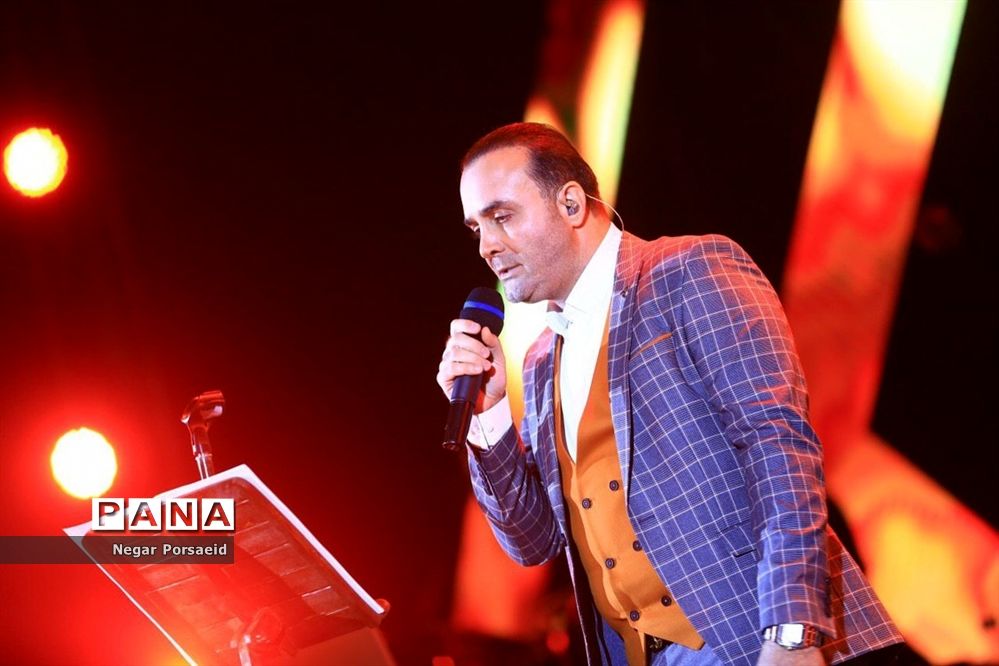 سینا سرلک ماه خجالتی به  پرستاران  پیشکش کرد