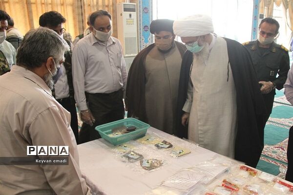 بازدید نماینده ولی فقیه در استان و امام جمعه بوشهر از محل استقرار اقلام بهداشتی و بسته های معیشتی